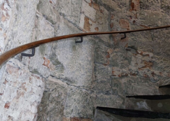 Handlauf in Eiche 30mm gebogen, gebeizt und lackiert Handlauf in Eiche Berner Altstadt