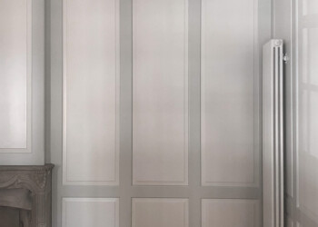 Wandverkleidung in Berner Altstadt Denkmalpflege Wandverkleidung in Berner Altstadt mit Tapetentüre geschlossen