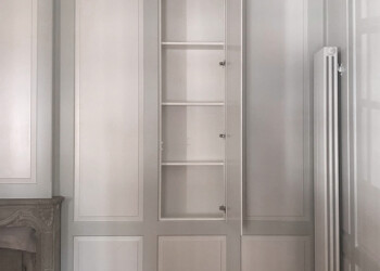 Wandverkleidung in Berner Altstadt Denkmalpflege Wandverkleidung in Berner Altstadt mit Tapetentüre offen