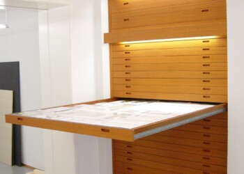 Abegg-Stiftung in Riggisberg Stiftung in Riggisberg Schubladenkorpus aus Teakholz, Schubladen aus Hemlock mit Stoff ausgekleidet