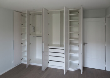 Schrank in Bern Schrank in Bern mit Schubladen und Kleiderlift