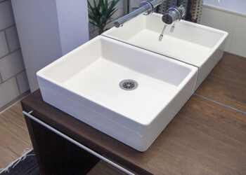 Unterbau aus massivem Nussbaumholz in Bümpliz