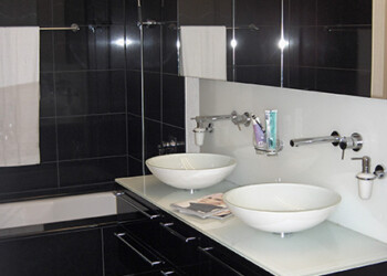 Waschtischunterbau schwarz lackiert glänzend Waschtischunterbau schwarz lackiert glänzend