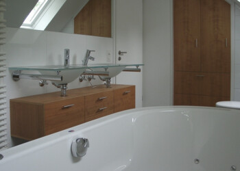 Unterbau in Kirschbaum mit Glas kombiniert in Gümligen Unterbau in Kirschbaum mit Glas kombiniert in Gümligen