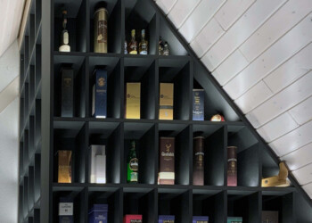 Whisky Regal exklusiv in Galtern Whisky Regal exklusiv in Galtern MDF lackiert schwarz mit LED