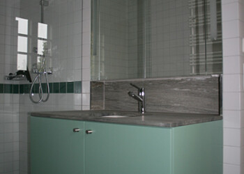 Unterbau lackiert mit Spiegelschrank und Walser-Granit ind Lyss Unterbau lackiert mit Spiegelschrank und Walser-Granit ind Lyss