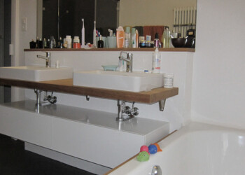 Passende Badewannenverkleidung in Wabern Waschtischunterbau lackiert mit Abdeckung aus Eiche in Wabern