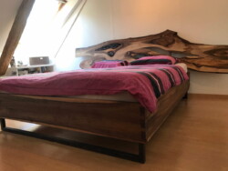 Bett mit Kopfteil in Nussbaum massiv