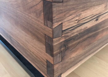 Zinkenverbindung am Bettrahmen Zinkenverbindung am Bettrahmen