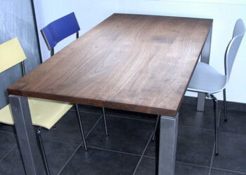 Nussbaum-Tischblatt auf bestehendem Gestell in Ostermundigen Nussbaum-Tischblatt auf bestehendem Gestell in Ostermundigen