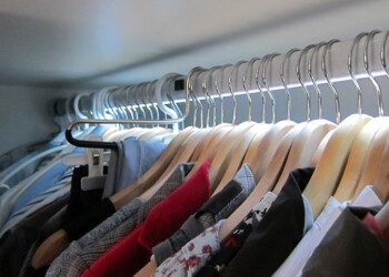 Kleiderschrank in Lanzenhäusern Kleiderschrank in Lanzenhäusern Spezielle Oberflächenbehandlung vom Maler