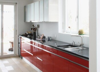Küche in Worb Küche in Worb Rote Hochglanzfronten, Entwurf und Gestaltung Colorisa Bern