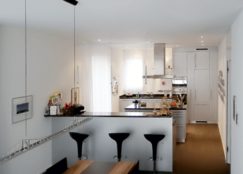 Fronten lackiert blau metallic, Abdeckung Granit poliert Küche in Muri b. Bern