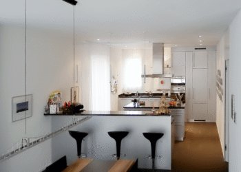 Fronten lackiert blau metallic, Abdeckung Granit poliert Küche in Muri b. Bern