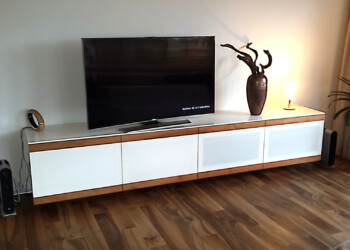 Lowboard Nussbaum und weiss lackiert Lowboard Nussbaum und weiss lackiert