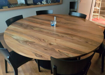 Tisch Nussbaum massiv in Berner Restaurant Tisch Nussbaum massiv in Berner Restaurant