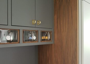 Küche in Bern Küche in Bern Lackierte Fronten und Altholz mit Glas-Schütten