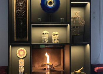 Regal mit Erinnerungen gefüllt cheminée brennholz led dimmbar