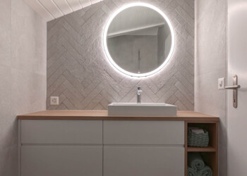 Badumbau in Köniz Passgenau in die Nische eingebaut