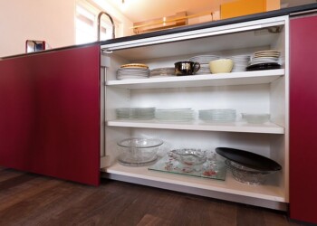 Küche in Lanzenhäusern Schiebetüren Küche lackiert, Abdeckung Schiefer 20mm