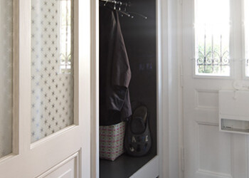 Garderobenschrank in Bern Garderobenschrank in Bern integriert in die Hochschränke der Küche