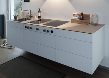 Wohnküche in Belp Wohnküche in Belp Fronten Fenix supermatt. Adeckung Edelstahl massiv