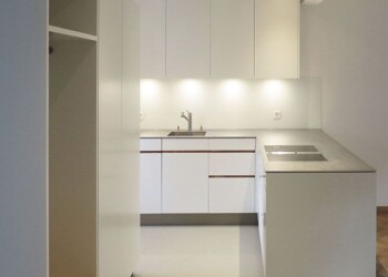 Küche in Bern Küche in Bern Kochfeld mit integriertem Dunstabzug mit freier Sicht auf die Gäste