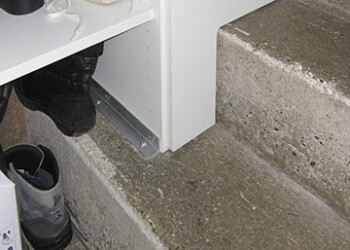 Schrankfront in Ostermundigen Schrankfront in Ostermundigen Angepasst an die Treppenstufen