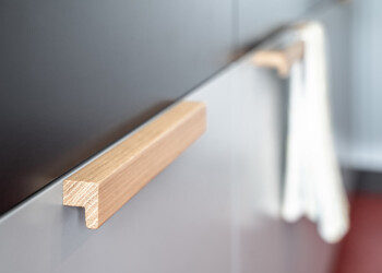 Küche in Kehrsatz / Nominiert für den Swiss Kitchen Award 2021 Möbelgriffe in Eiche