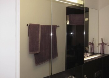 Spiegelschrank Kombination mit integrierter Beleuchtung in Utzigen Spiegelschrank Kombination mit integrierter Beleuchtung in Utzigen