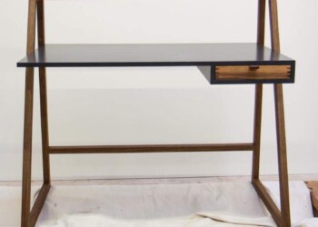 Schreibtisch in Nussbaum Schreibtisch in Nussbaum