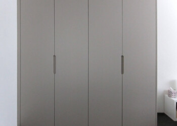 Schlafzimmerschrank Ostermundigen Schlafzimmerschrank Ostermundigen lackiert hellgrau, Griffnuten eingefräst