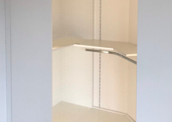 Begehbarer Schrank in Bern Begehbarer Schrank in Bern Offen, LED Beleuchtung mit Bewegungssensor