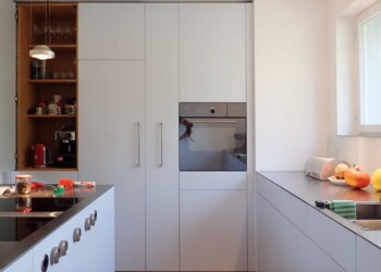 Küche in Wabern Küche in Wabern Nischenmöbel mit Türe HAWA Conzepta