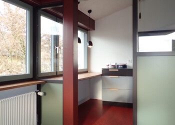 Küche mit Schiebetüren und verglaster Trennwand Küche mit Schiebetüren und verglaster Trennwand