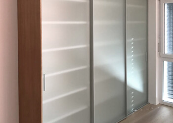 Schrank mit Schwebetüren in Bern Schrank mit Schwebetüren in Bern
