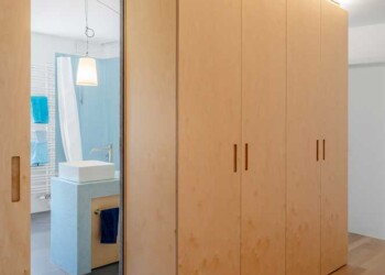 Schrank als Raumtrenner EFH Wabern Birke Multiplex trennt Korridor vom Bad