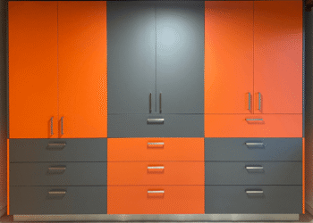 Schrank frei stehend 2-farbig, beschichtet, Schubladen und Innenbeleuchtung LED