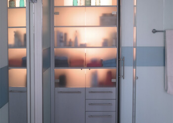 Schrank in Badezimmer Schrank in Badezimmer