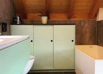 Schiebetürschrank mit keramischer Abdeckung in Mühlethurnen Schiebetürschrank mit keramischer Abdeckung in Mühlethurnen