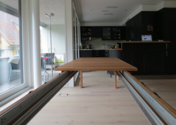 Auszeibarer Massivholztisch aus heimischer Ulme, Ostermundigen Auszeibarer Massivholztisch aus heimischer Ulme, Ostermundigen