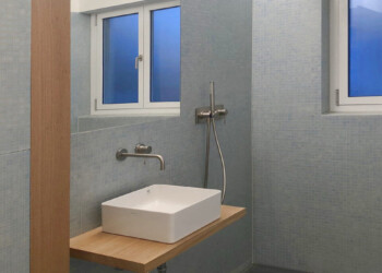 Waschtisch aus Eiche wächst aus der Wand in Wabern Waschtisch aus Eiche wächst aus der Wand in Wabern