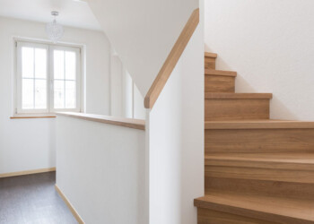 EFH in Gümligen Baer Schreinerei Innenausbau Treppe in Eiche massiv