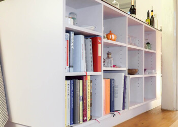 Dachwohnküche in Bern Kochbücherregal in Kochinsel integriert