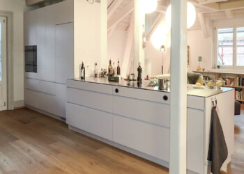 Dachwohnküche in Bern vzug muldenlüft dach grifleiste griffnut