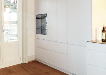 Dachwohnküche in Bern Hochschrank und angrenzende Kochinsel