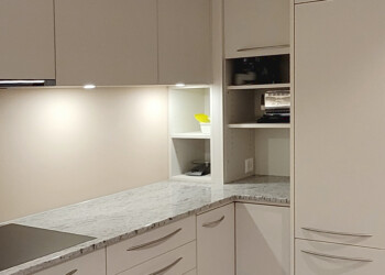 Küche in Bolligen rollladen granit glas nische supermatt