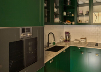 Küche in Bern-West im Licht der untergehenden Sonne grün gestemmt gaggenau fragranit