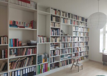 Modernes Regal in altem Berner Schloss cooles Bücherragal