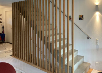 Einfamilienhaus in Kirchlindach Geölte Eichenlatten bilden die neue Absturzsicherung der Treppe und ersetzen das alte Chromstahlgeländer mit Seilen.